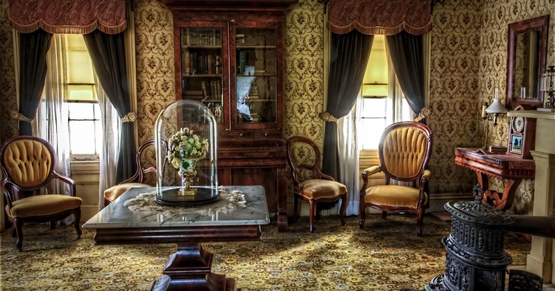 What is the 3-5-7 rule in decorating?